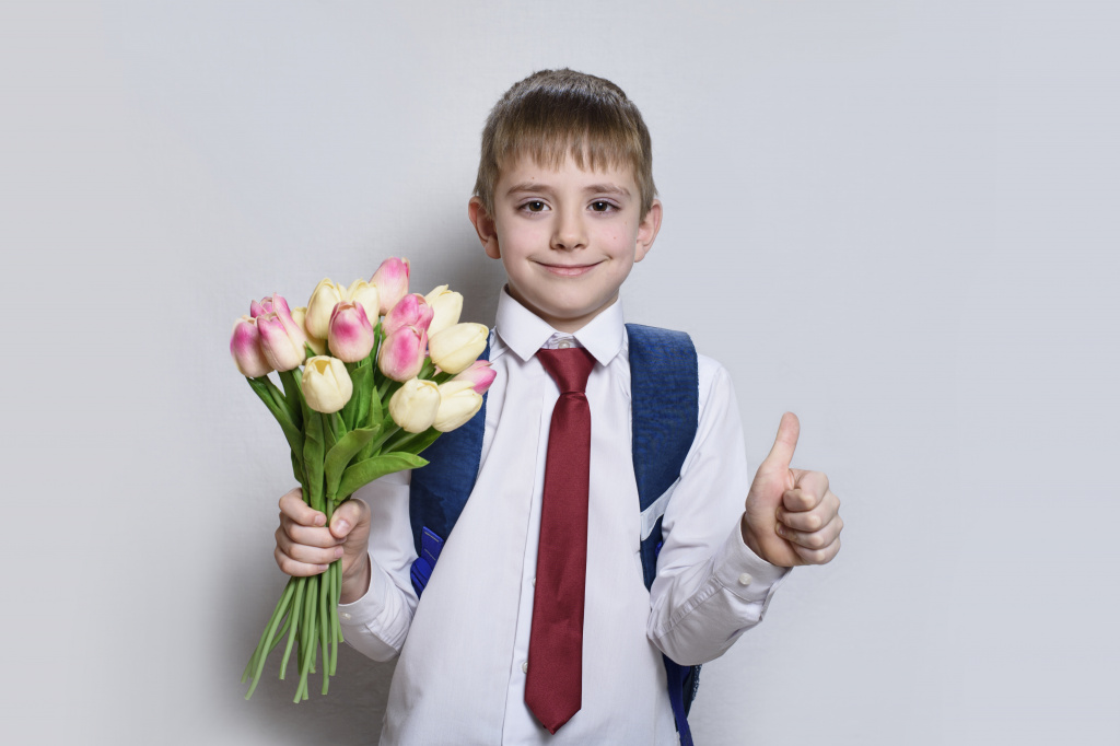 small-boy-shirt-with-tie-school-bag-holding-tulips-shows-thumb-up.jpg small-boy-shirt-with-tie-school-bag-holding-tulips-shows-thumb-up.jpg