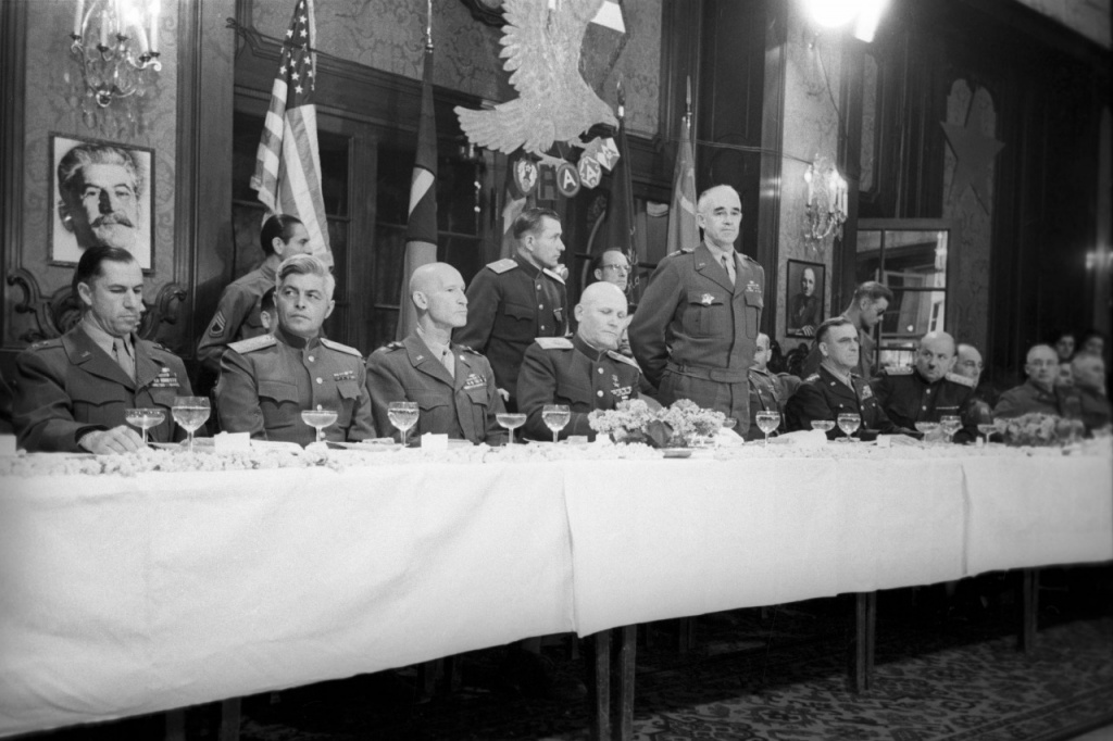 Встреча на Эльбе. За столом президиума – маршал СССР И. С. Конев (4-й слева) и американский генерал Омар Брэдли (стоит). Прадедушка С.С. Варенцов – второй слева