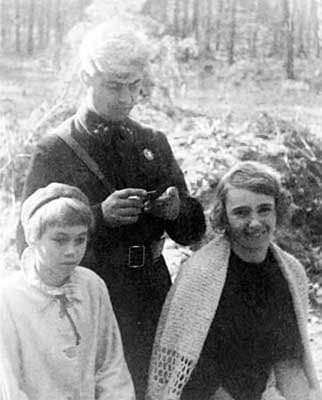 Сергей Варенцов с дочерью (слева)