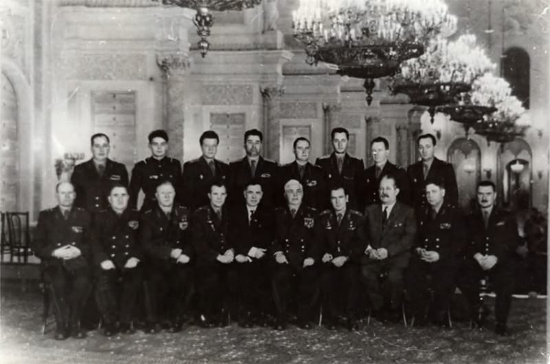 На снимке Сергей Варенцов (первый ряд, в середине) рядом с Юрием Гагариным и Германом Титовым)