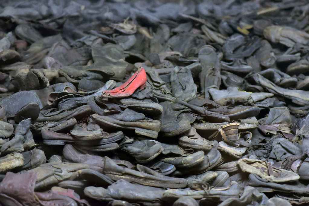 Освенцим I. Блок 5. Почти 80 000 обуви, принадлежавших жертвам Освенцима, Польша. 