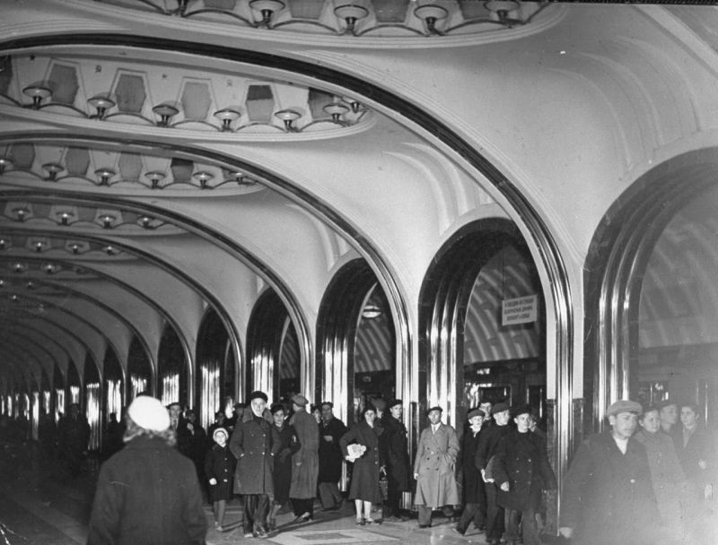 Жители Москвы в бомбоубежище на станции метро «Маяковская». 1941 год
