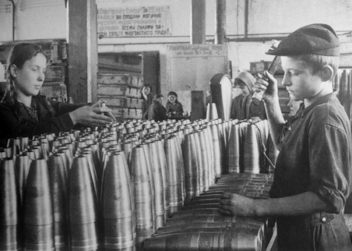 Подростки работают на заводе по производству снарядов