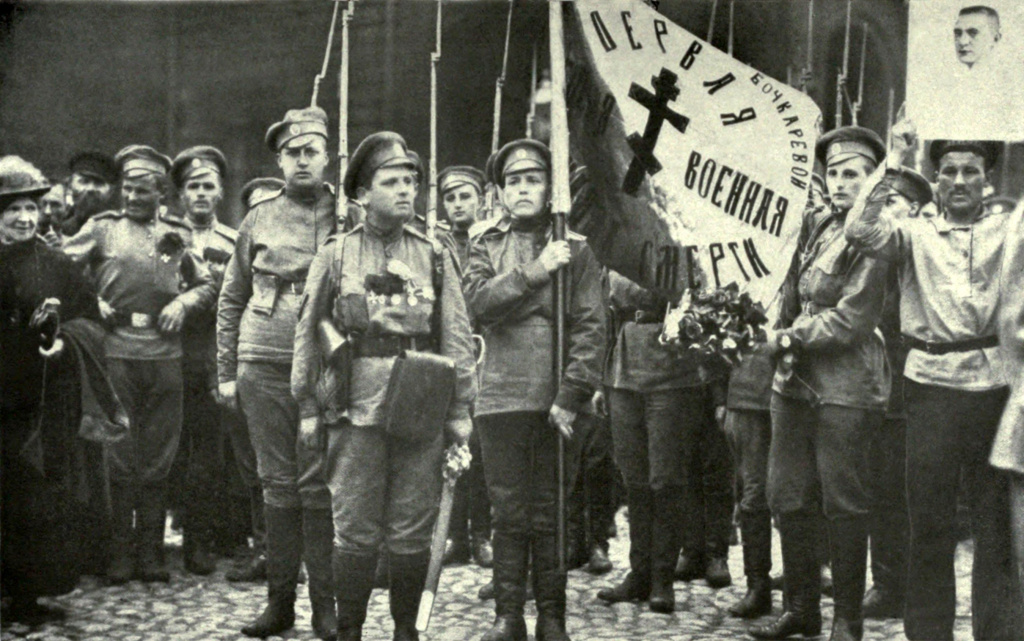 Женский батальон Марии Бочкаревой. Подобные батальоны создавались Временным правительством исключительно из женщин с целью "пристыдить" мужчин, дезертирующих с полей Первой мировой. 