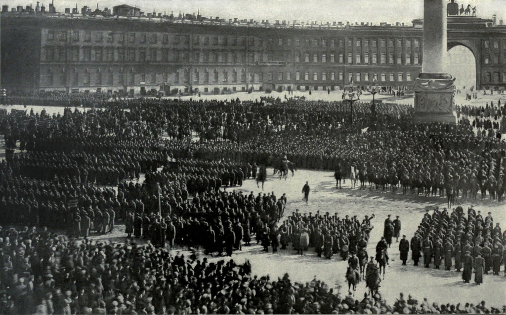 Солдаты приносят присягу на верность Октябрьской революции. 1917 год. Солдаты собрались на площади Зимнего дворца. Многие из них совсем недавно поддерживали Временное правительство.